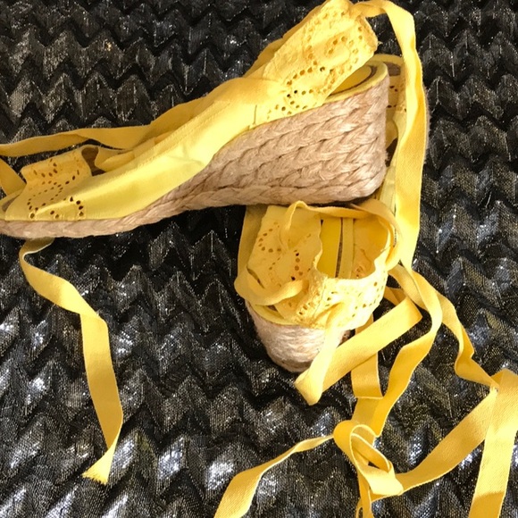 Beautiful Nina brand yellow ankle tie ups!  NWOT. - Picture 3 of 4